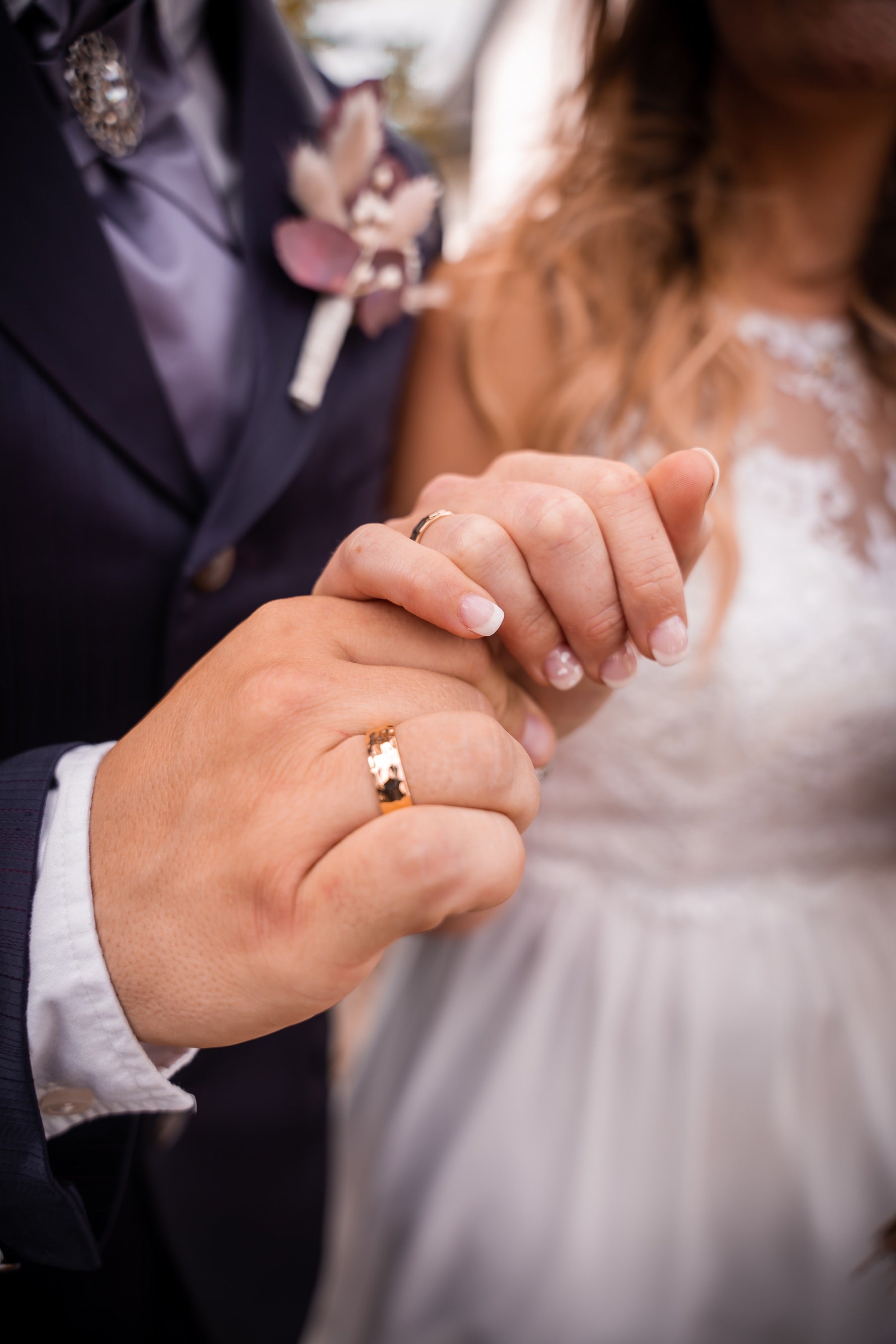 Ringhände eines Hochzeitspaars