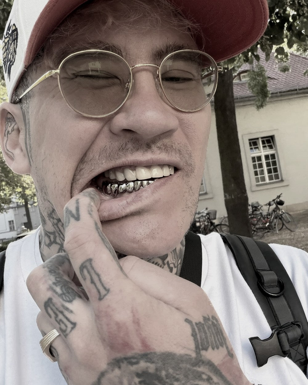 Kunde mit individuell gefertigten Grillz von Urban Luxury